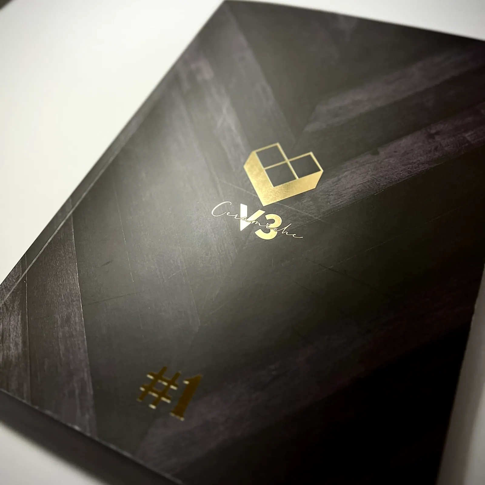 Cofanetto nero con logo V3 in oro