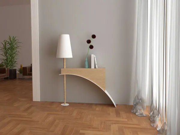 Consolle in legno con lampada in una stanza luminosa