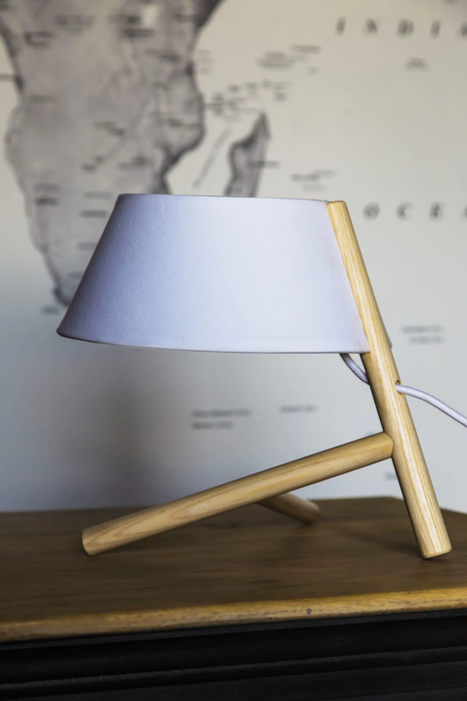 Lampada da tavolo con base in legno e paralume