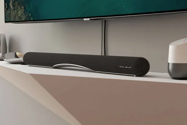 Soundbar sotto un televisore, rendering di prodotto in contesto