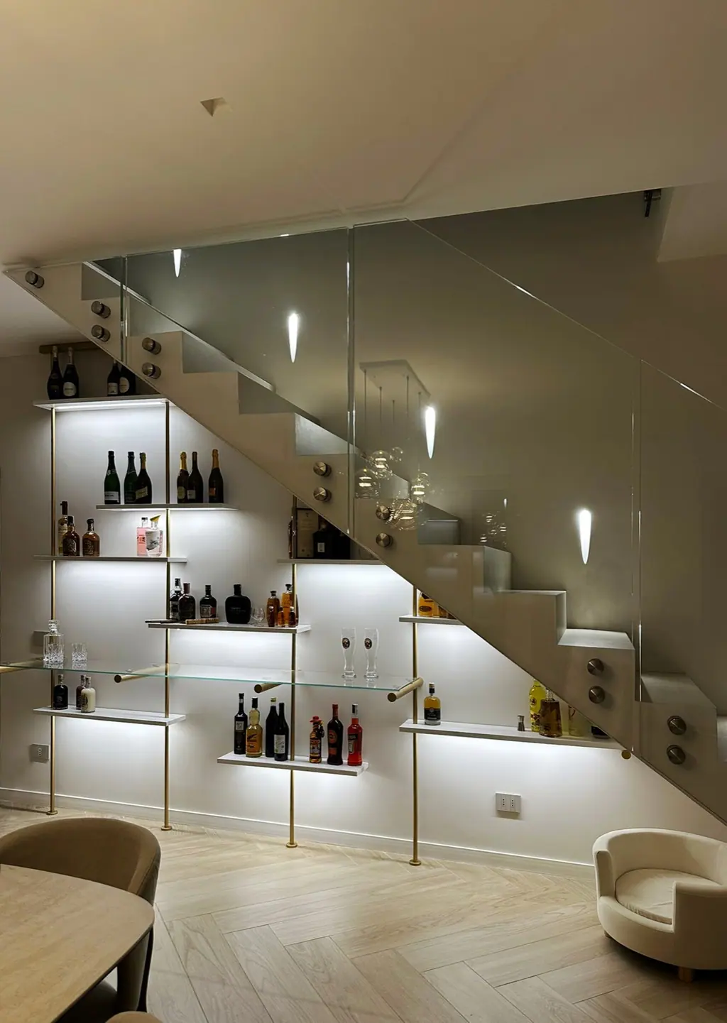 Angolo BAR: Mensole sospese per brindare alla vita e all'amicizia.